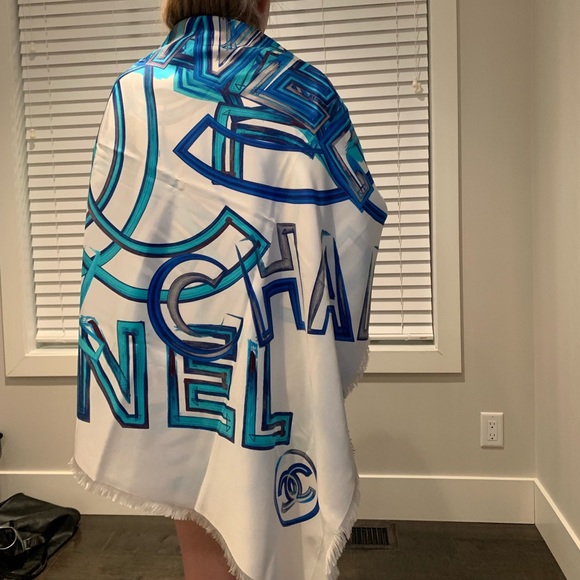 Authentic Chanel Silk Scarf, beautiful design and beautiful colours - Picture 9 of 13